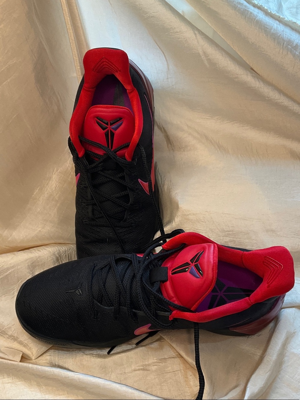 Nike Black and Red Low-Top Basketball Sneakers